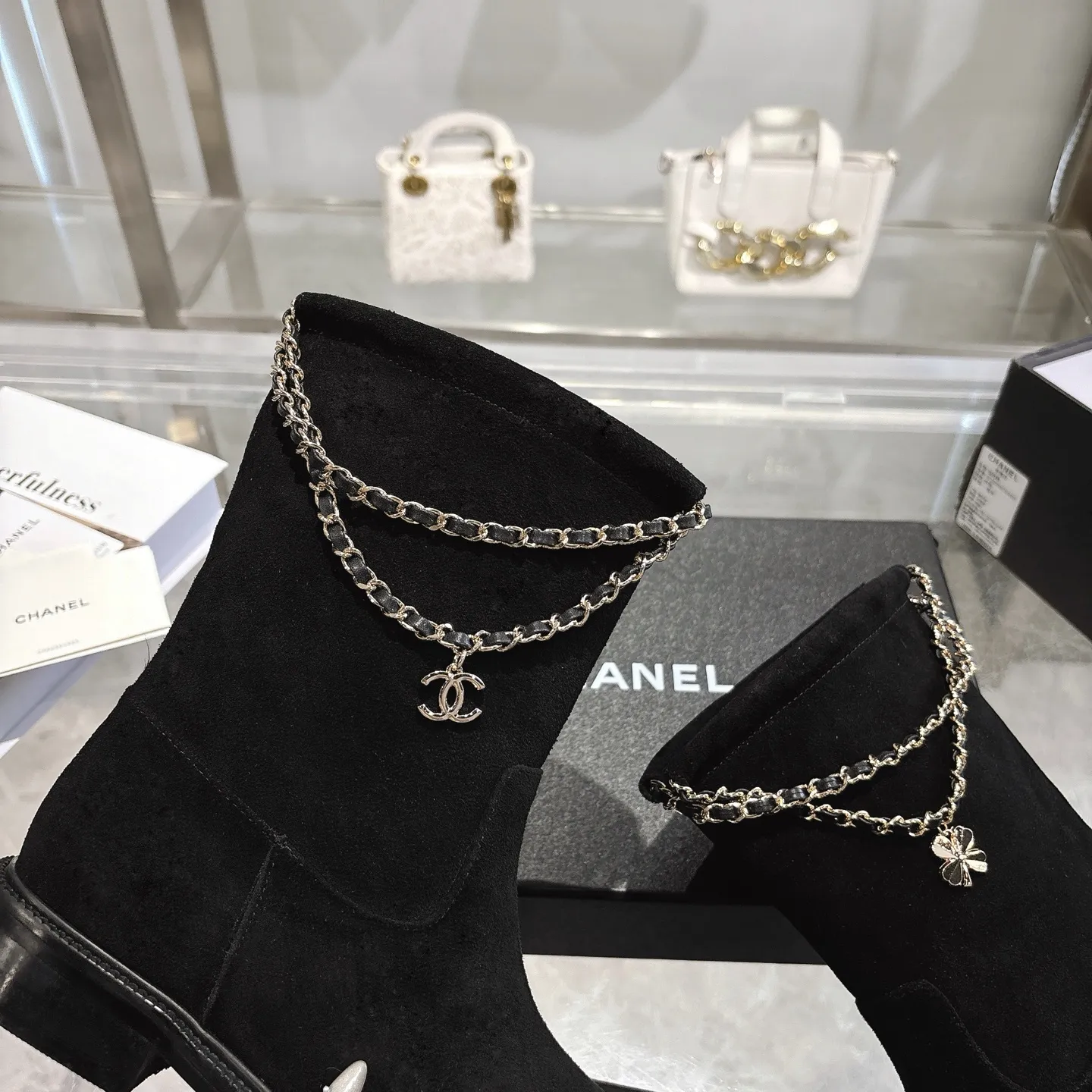 👟👟Ex-factory price 580👟👟 (Top version) CHANEL Chanel* Xiaoxiang new autumn and winter letter knight boots. This knight boot is really a representative of handsome fashion. The boots are embellished with Chanel letters, low-key yet luxurious! Simple, fashionable, individual and grand! The natural and smooth beauty has a beauty that is stunning in time. You should also show off your long legs in winter ~ Upper: imported calfskin Lining: water-dyed cowhide lining Heel height: about 3cm Size: 35-39 (40, 41 customization is not returnable)